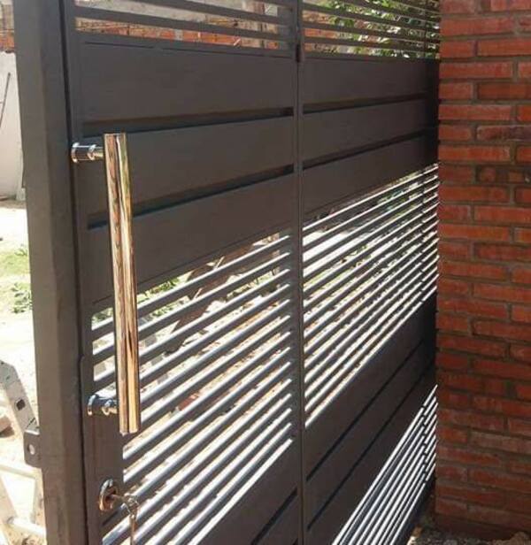 Delincuentes aprovechan portón abierto y asaltan vivienda - La Clave