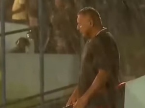 Solo y bajo la lluvia: Fiel hincha alienta a su club descendido - La Prensa Futbolera