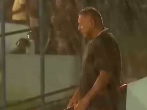 Solo y bajo la lluvia: Fiel hincha alienta a su club descendido - La Prensa Futbolera