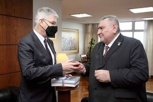 Embajador de EE.UU. en visita de cortesía al presidente de la Corte - Nacionales - ABC Color