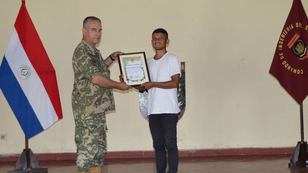 Ejército condecoró a guardia que salvó la vida a niño de raudal