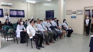 Diario HOY | Egresan 17 nuevos especialistas en traumatología y cirugía de trauma