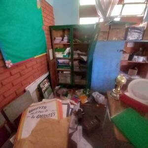 Crónica / Hay quienes no aprenden más… “pelaron” una escuela