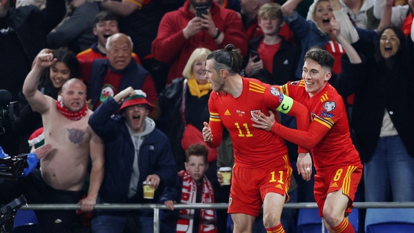De la mano de Bale, Gales se aferra a Qatar 2022