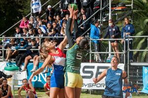 Las chicas juveniles buscan boleto al Mundial de Beach Handball - Polideportivo - ABC Color