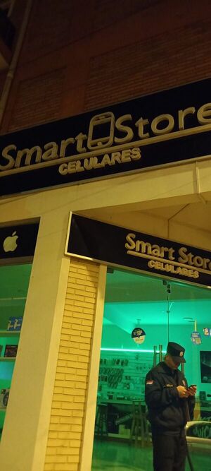 Ladrón destroza ventana de blíndex para llevarse un equipo de videojuegos - Nacionales - ABC Color