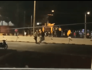 1.500 manifestantes acorralaron a menos de 100 policías en el ataque a comisaría de Caaguazú · Radio Monumental 1080 AM