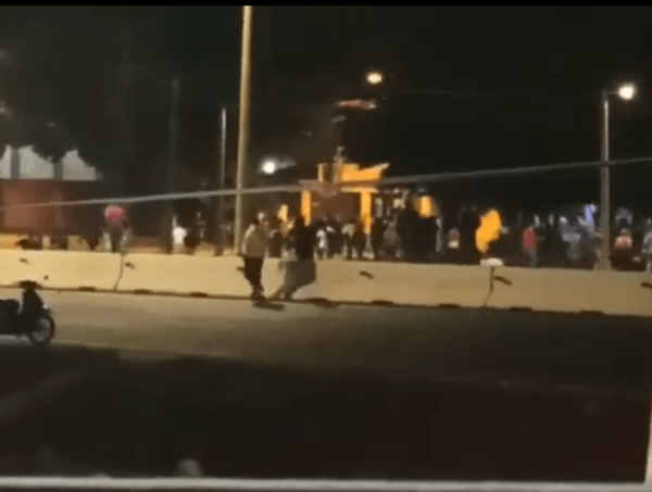 1.500 manifestantes acorralaron a menos de 100 policías en el ataque a comisaría de Caaguazú · Radio Monumental 1080 AM