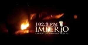 Queman dos camionetas en la colonia República - Radio Imperio