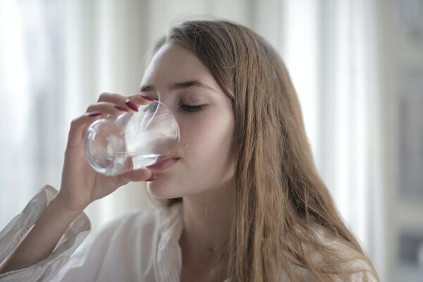 ¿Por qué sería bueno tomar dos vasos de agua en ayunas?