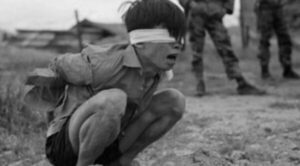 Hallan en Vietnam una fosa con 25 soldados del Vietcong enterrados desde 1966