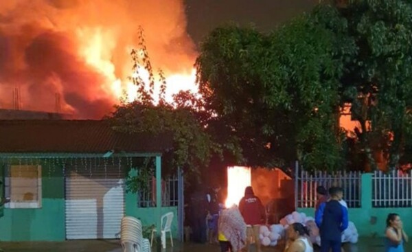Voraz incendio consumió por completo una vivienda en el barrio Fátima
