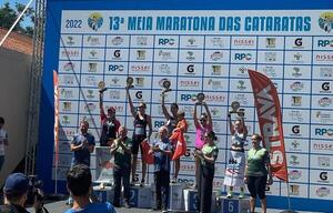 Paraguayos subieron al podio de la media maratón de las Cataratas 2022