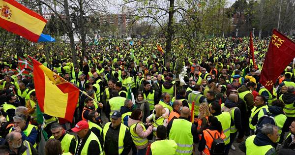 La Nación / España subvencionará el combustible por huelga de transportistas