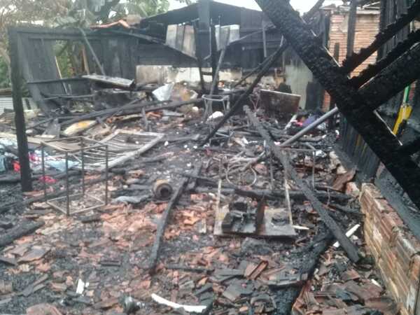 Incendio consume vivienda - La Clave