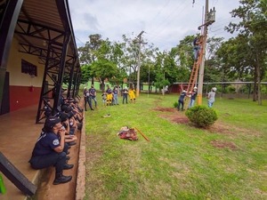 Capacitan a aspirantes de bomberos en maniobras en media y baja tensión - La Clave
