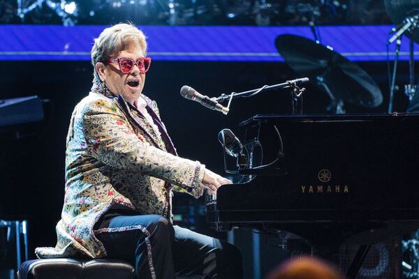 Elton John celebra sus 75 años con un nuevo lanzamiento