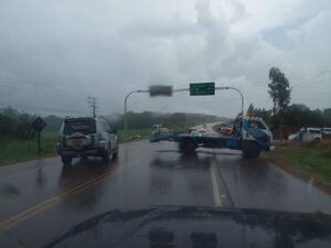 Camioneros levantan cierres, pero permanecen al costado de las rutas - Nacionales - ABC Color