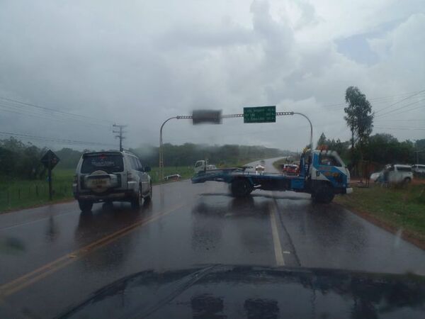 Camioneros levantan cierres, pero permanecen al costado de las rutas - Nacionales - ABC Color