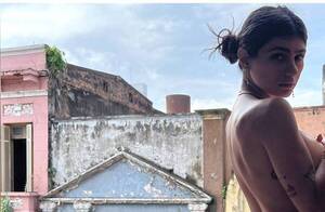 Crónica / Mia Khalifa en topless y mojada por Paraguay