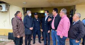 La Nación / Mario Abdo visita sede de la Comisaría 24 atacada por manifestantes