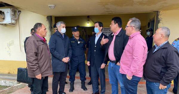 La Nación / Mario Abdo visita sede de la Comisaría 24 atacada por manifestantes