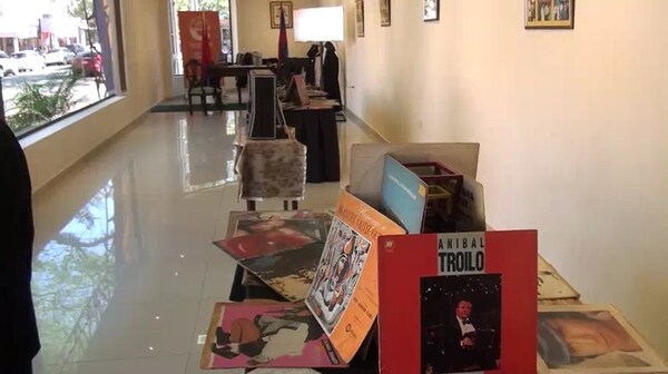 Exponen discos de vinilos de la colección del Lic. César Benítez