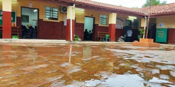 Crónica / Desaguadero rebosó y aulas quedaron bajo agua anga