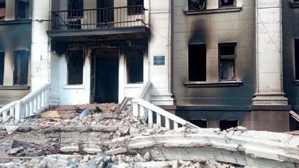 El teatro de Mariupol por dentro tras el ataque ruso que dejó al menos 300 civiles muertos (Video)