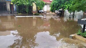 Vecinos sufren inundaciones hace diez años porque la Municipalidad no limpia el desagüe - Nacionales - ABC Color