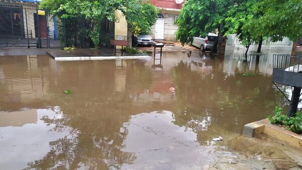Vecinos sufren inundaciones hace diez años porque la Municipalidad no limpia el desagüe - Nacionales - ABC Color