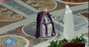 La Nación / Al pie de la virgen de Fátima, el papa consagró a Rusia y Ucrania al inmaculado corazón de María