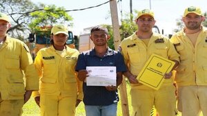El valiente Froilán Benegas recibió distinción honorífica por parte de Bomberos Voluntarios | Noticias Paraguay