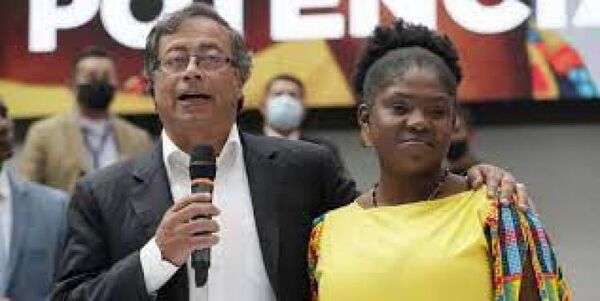 Petro, al inscribir candidatura: Vamos a hacer trizas la guerra en Colombia