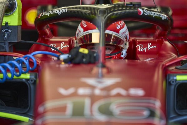 Leclerc y Ferrari, nuevamente arriba en los primeros entrenamientos en Arabia