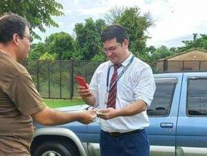 Crónica / ¡Admirable gesto! Devolvió platita que encontró en un cajero