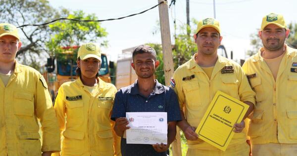 Bomberos distinguen a Froilán por el rescate a un niño durante temporal