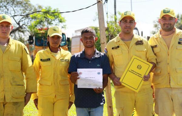 Froilán recibió distinción de Bomberos tras heroico acto