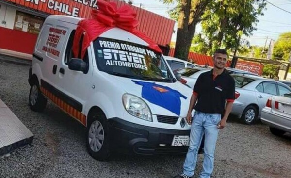 Obsequian una camioneta a Froilán Benegas