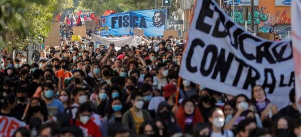 Un joven herido de bala durante marcha estudiantil en Chile