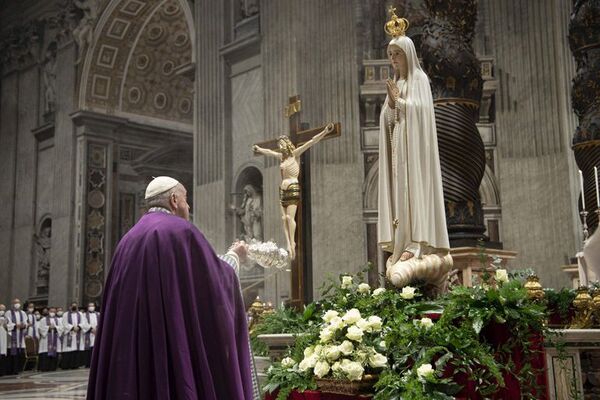 El papa consagra Rusia y Ucrania y condena la destrucción de la guerra - Mundo - ABC Color