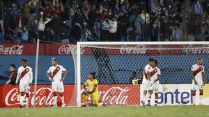 El partido contra Uruguay enardece a Perú