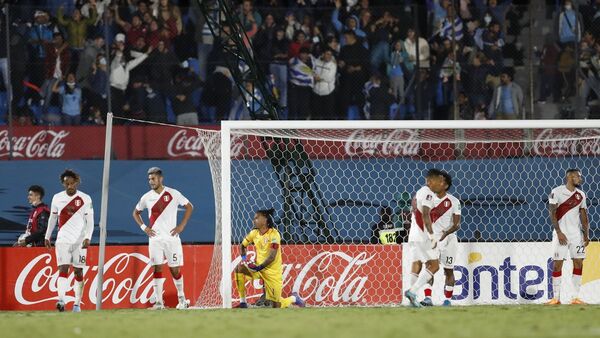 El partido contra Uruguay enardece a Perú