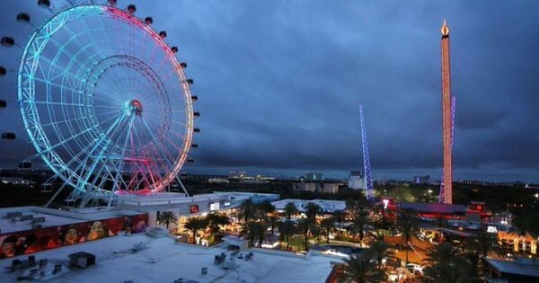 Tragedia en un parque de Orlando: un joven de 14 años cayó al vacío desde una torre de 130 metros