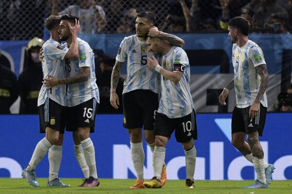 Argentina golea y celebra ante su gente en su último partido de local