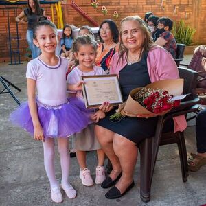 Homenajean a maestra que lleva 50 años en las aulas  - Nacionales - ABC Color