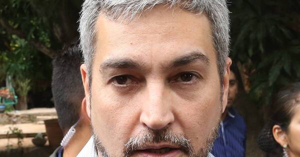 La Nación / Mario Abdo visitó comisaría atacada por manifestantes