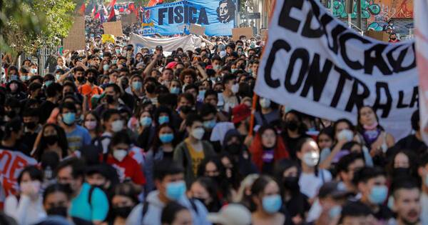 La Nación / Un joven herido en la primera manifestación que enfrenta Boric