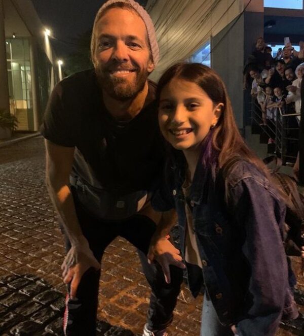Murió Taylor Hawkins, baterista de Foo Fighters que emocionó a nenita paraguaya