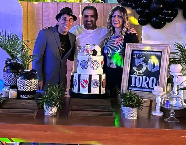 Pipino y señora en el cumple 50 del Toro Acuña